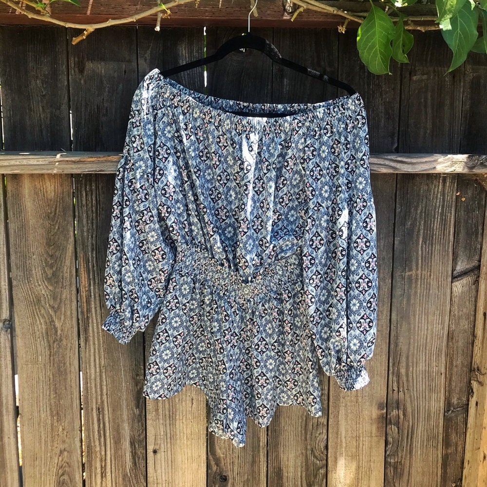 Off the shoulder mosaic patterned romper 🦋